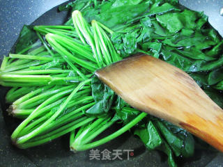 香菇炒菠菜的做法步骤：2