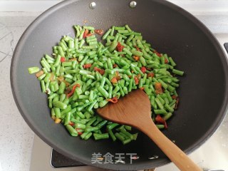 红椒炒豇豆的做法步骤：3