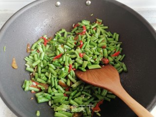 红椒炒豇豆的做法步骤：4