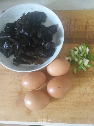 木耳炒鸡蛋的做法步骤：1