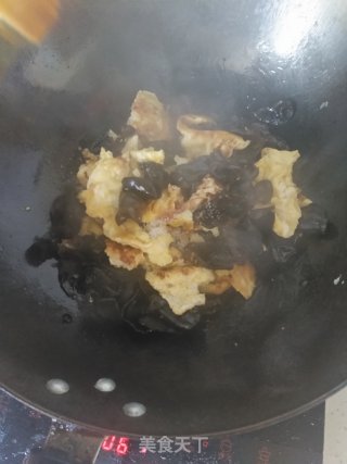 木耳炒鸡蛋的做法步骤：8