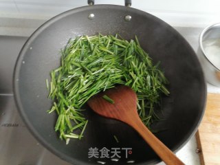 韭菜炒银芽的做法步骤：3