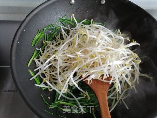 韭菜炒银芽的做法步骤：5