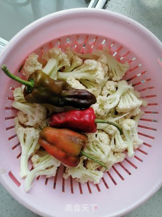 红椒炒花菜的做法步骤：1