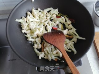 红椒炒花菜的做法步骤：4