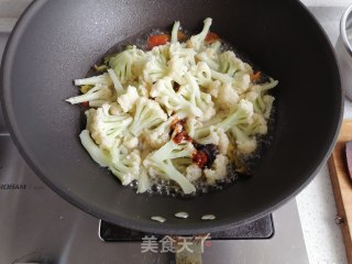 红椒炒花菜的做法步骤：5