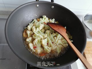 红椒炒花菜的做法步骤：6