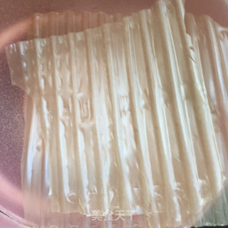 “五花肉”辣白菜粉皮煎五花肉的做法步骤：1