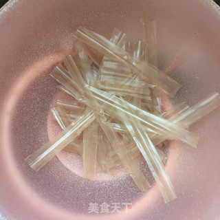 “五花肉”辣白菜粉皮煎五花肉的做法步骤：2