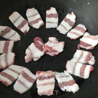 “五花肉”辣白菜粉皮煎五花肉的做法步骤：6