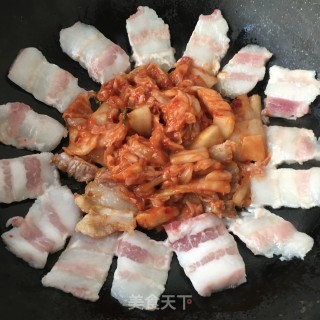 “五花肉”辣白菜粉皮煎五花肉的做法步骤：8