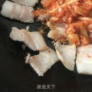 “五花肉”辣白菜粉皮煎五花肉的做法步骤：9