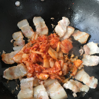 “五花肉”辣白菜粉皮煎五花肉的做法步骤：10