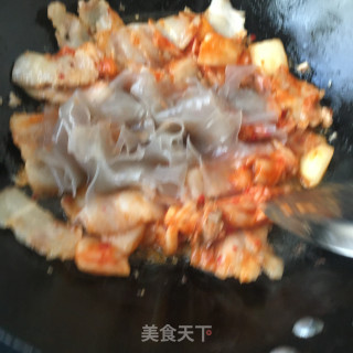 “五花肉”辣白菜粉皮煎五花肉的做法步骤：12