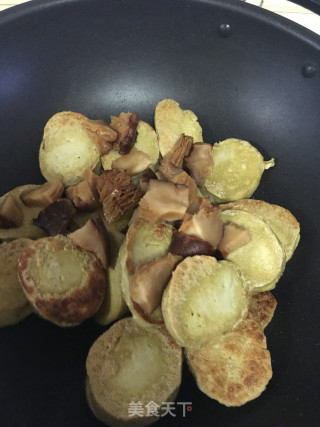 香菇烧素鸡的做法步骤：3