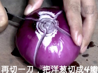 把洋葱变成荷花的“魔术”的做法步骤：5