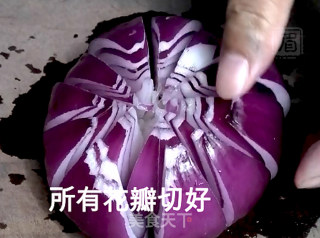 把洋葱变成荷花的“魔术”的做法步骤：6