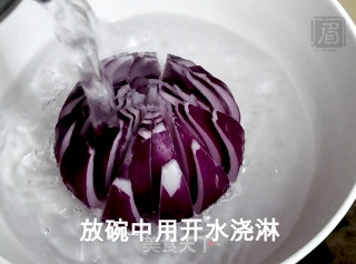 把洋葱变成荷花的“魔术”的做法步骤：7