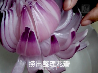 把洋葱变成荷花的“魔术”的做法步骤：8