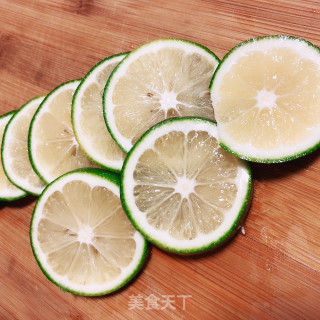 蜂蜜柠檬水的做法步骤：2