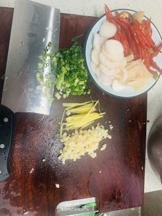 泡椒鸭胗的做法步骤：1