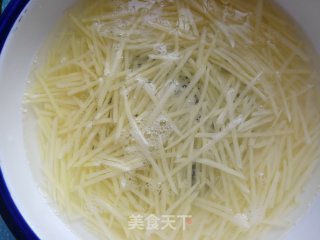 凉拌麻辣土豆丝的做法步骤：4