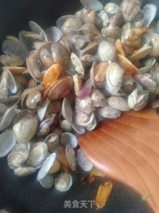 仔姜炒花甲的做法步骤：8