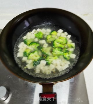 西兰花豆腐鸡蛋汤的做法步骤：9