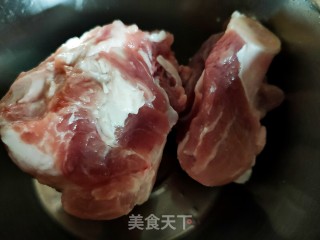 玉米竹荪排骨汤的做法步骤：1