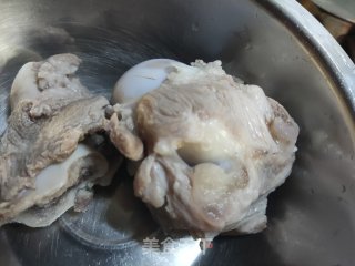 玉米竹荪排骨汤的做法步骤：2
