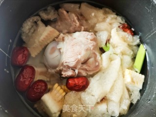玉米竹荪排骨汤的做法步骤：9