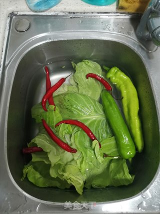 青椒爆炒圆白菜的做法步骤：1