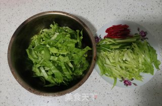 青椒爆炒圆白菜的做法步骤：2