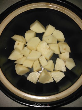 红烧肉炖土豆的做法步骤：2