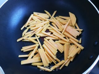 南瓜丝炒卤肉的做法步骤：3