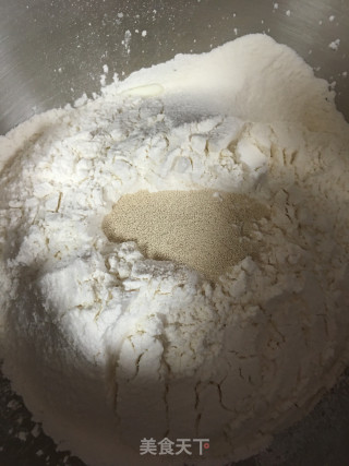 鸡蛋淡奶油肉松面包的做法步骤：2