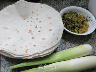咸菜茭白丝麦饼卷的做法步骤：1