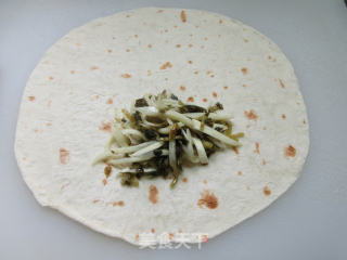 咸菜茭白丝麦饼卷的做法步骤：8
