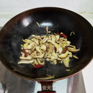 香菇木耳炒肉丝的做法步骤：6