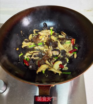 香菇木耳炒肉丝的做法步骤：7