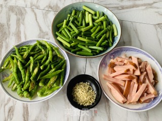 火麻仁香肚蒜苔杭椒的做法步骤：1