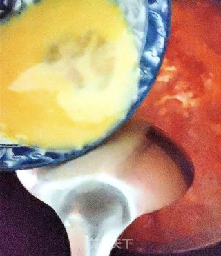 简单几个技巧获得漂亮美味的西红柿鸡蛋汤的做法步骤：2