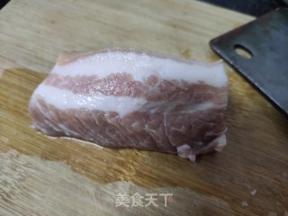 南乳芋头焖五花肉的做法步骤：1