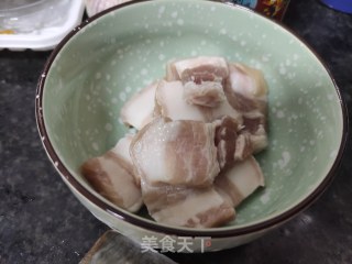 南乳芋头焖五花肉的做法步骤：2