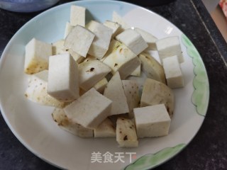 南乳芋头焖五花肉的做法步骤：3