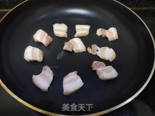 南乳芋头焖五花肉的做法步骤：4