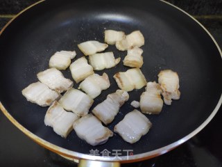 南乳芋头焖五花肉的做法步骤：5