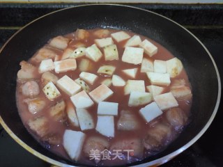南乳芋头焖五花肉的做法步骤：8