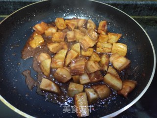 南乳芋头焖五花肉的做法步骤：9