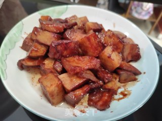 南乳芋头焖五花肉的做法步骤：10